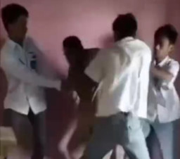 Viral Video Seorang Guru SMA  Dikeroyok 3 Siswa di Dalam Kelas