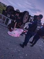 Truk Terguling Timpa Pemotor