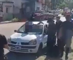 Ngebut lalu Nabrak, Kepala Pemotor Nyangkut di Kaca Depan Mobil