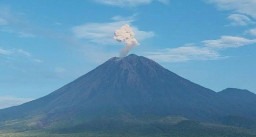 Gunung Semeru Kembali Erupsi Disertai Letusan Setinggi 700 Meter