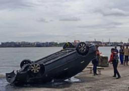 BASARNAS: Mobil Purnawirawan TNI Ditemukan Terbalik di dalam Lumpur