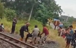 Sudah Tengok Kanan Kiri, Pengendara Motor Berboncengan Masih Saja Kena Tabrak Kereta