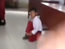 Tidak Mampu Bayar Uang SPP, Siswa Dihukum Belajar di Lantai