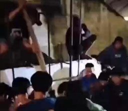 Maling Jatuh dari Genteng lalu Dihajar Warga