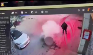 Lempar Petasan ke Saluran Pembuangan, Wanita Ini Terlempar Kena Ledakan