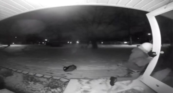 Baku Tembak dengan Pemilik Rumah, Perampok Terluka Parah