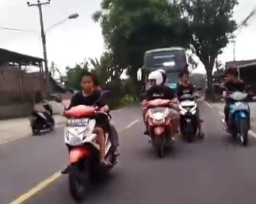 Tabrak Tiang, Bocah Pemburu Telolet Terlindas Bus