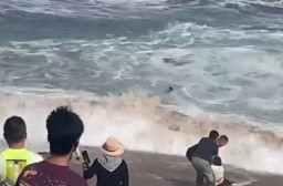 Mainan di Pantai, Wanita Asal China Terseret Ombak