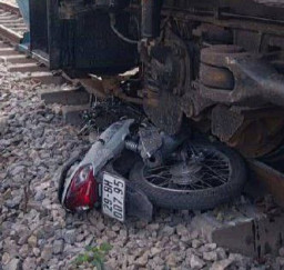 Terobos Perlintasan, Pengemudi Ojol Ditabrak Kereta