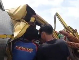 Sopir Truk Terjepit di Jembatan Basirih