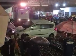 Ertiga Ditabrak Kereta di Perlintasan Asemrowo Surabaya, Semua Penumpang Selamat karena Loncat