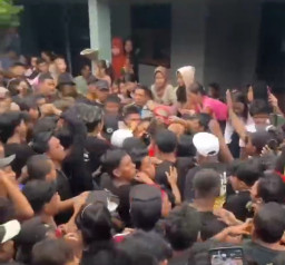 Pemain Kesenian Jaranan Gigit Telinga Penonton