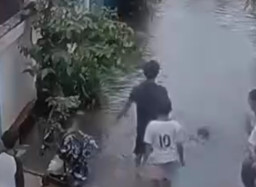 Viral Ayah di Bekasi Lempar Balitanya saat Banjir