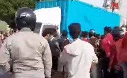 Ngerem Mendadak karena Hindari Lubang Jalan, Berujung Ditabrak Truk dari Belakang