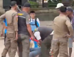 Satu Penjual Kerupuk vs Sekelompok Satpol PP