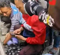 Terlalu Mepet dengan Truk, Pemotor Akhirnya Terlindas