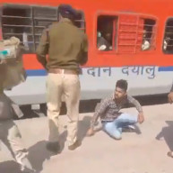 Turun, Pemuda Ini Nyaris Dilindas Kereta