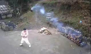 Wajah Ibu Kena Kembang Api yang Dinyalakan Anaknya Sendiri