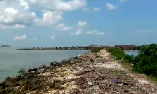 Milik Siapa Pagar Laut di Perairan Selat Bangkalan yang Ganggu Aktivitas Nelayan?