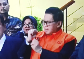 Ditahan KPK, Hasto Kepalkan Tangan yang Diborgol sambil Tersenyum