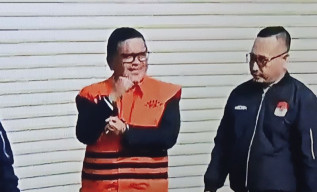 Resmi Ditahan KPK, Hasto Umbar Senyuman