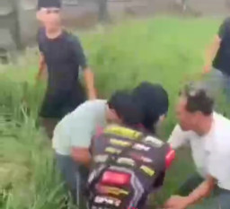 Kepergok Sembunyi di Sawah, Maling Motor Dihajar Warga