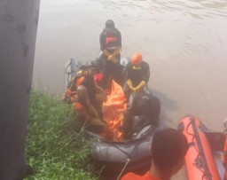 Siswi SMP Hanyut Terbawa Arus Sungai Jagir Surabaya, Ditemukan 5 Meter dari Belakang Rumah Korban