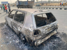 Dua Perampok Tewas Dihakimi Massa, Mobilnya Dibakar