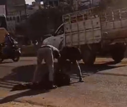 Pemuda Usia 24 Tahun Ditikam Kerabat Sendiri di Tempat Umum