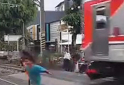Bocah Hampir Tertabrak Kereta di Perlintasan Gang Sentiong