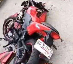 Diduga Mengantuk, Pengendara Motor Tabrak Belakang Truk