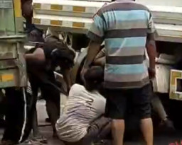 Pengendara Motor Meninggal Terjepit di Antara Roda Truk