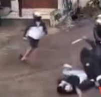 Pak Ogah Dibacok Dua Pria Tak Dikenal di Bandung