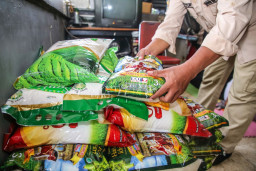 Pemkot Surabaya Terima 118 Jenis Paket Bantuan Aksi Sosial Ganti Karangan Bunga