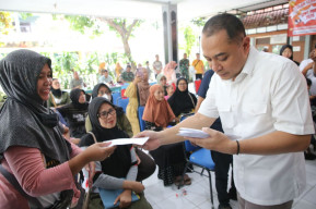 Wali Kota Surabaya Eri Cahyadi Berikan Ganti Rugi Pada UMKM Korban Penipuan