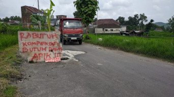 Truk Tambang Bikin Jalan Rusak, Warga Dua Desa Di Ponorogo Ini Tanam Pohon Pisang di Jalan