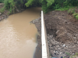 Material Terlepas dari Sambungan, Pagar Jembatan Mungkung Hampir Roboh