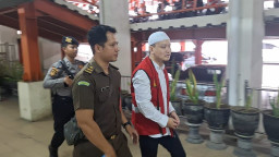 Terdakwa Ivan Sugiamto Kenakan Peci Putih Saat Tiba di PN Surabaya