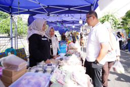 Pj. Wali Kota Batu Borong Produk UMKM di Selamatan Desa Sidomulyo