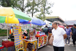 Jelang Akhiri Masa Jabatan, Pj. Wali Kota Batu Berkesempatan Borong Dagangan PKL di Car Free Day