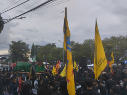 Demo #Indonesiagelap, Ratusan Mahasiswa Gruduk DPRD Ponorogo Bawa Keranda