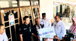 Pj. Wali Kota Madiun Serahkan Manfaat BPJS Ketenagakerjaan