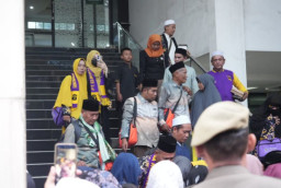 PJ Bupati Bogor Melepas Jamaah Umroh FKS dalam Rangka Amal Bakti Kemenag Ke-79