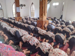 Wajibkan Shalat Zuhur Berjamaah, Siswa dan Siswi MTsN 1 Tanjab Barat Gunakan Masjid Baru