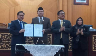 Rapat Paripurna DPRD Surabaya Tetapkan Perda RTRW Tahun 2025-2045, Eri Cahyadi Ikut Lewat Zoom