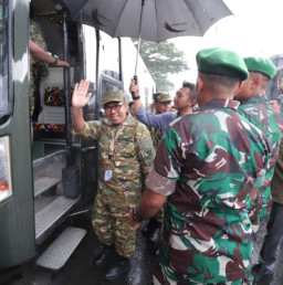 Kenakan Baju ala Militer, Wali Kota Batu Nurochman Digembleng Kepemimpinan di Akmil Magelang