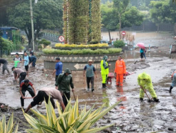 Polsek Bumiaji Bersama Tim Gabungan Bersihkan Material Lumpur di Bundaran Air Mancur Selecta