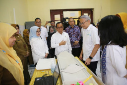 Wali Kota Eri Cahyadi Bersama Menko PMK Tinjau Langsung Pelaksanaan CKG di Surabaya