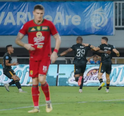 Dewa United Ajari Persebaya Main Bola