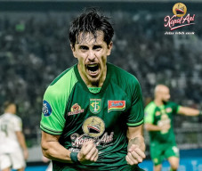 Persebaya Surabaya Bantai Persib Bandung 4-1
